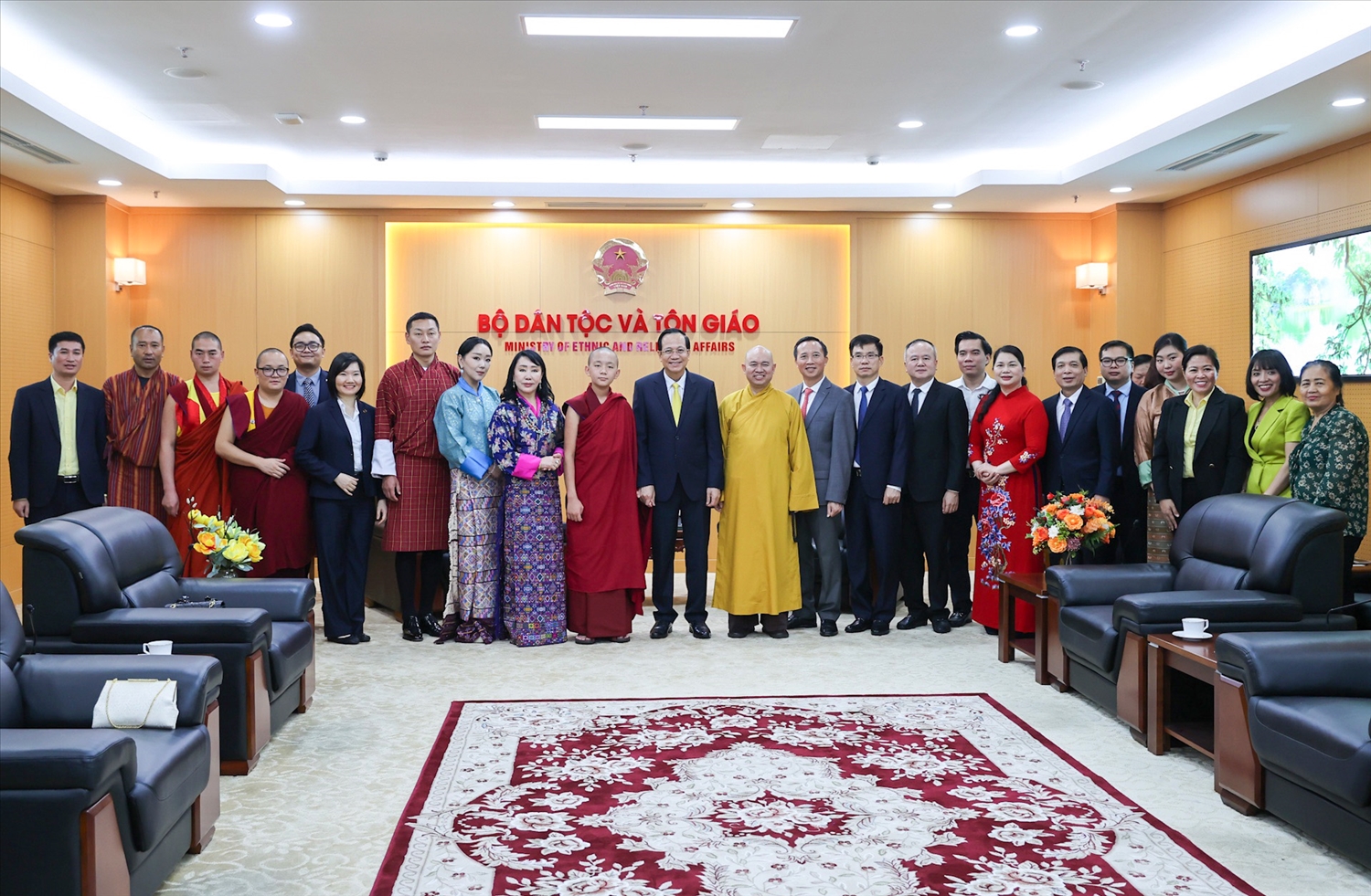 Bộ trưởng Bộ Dân tộc và Tôn giáo Đào Ngọc Dung tiếp Hoàng tôn Vairochana Rinpoche 7