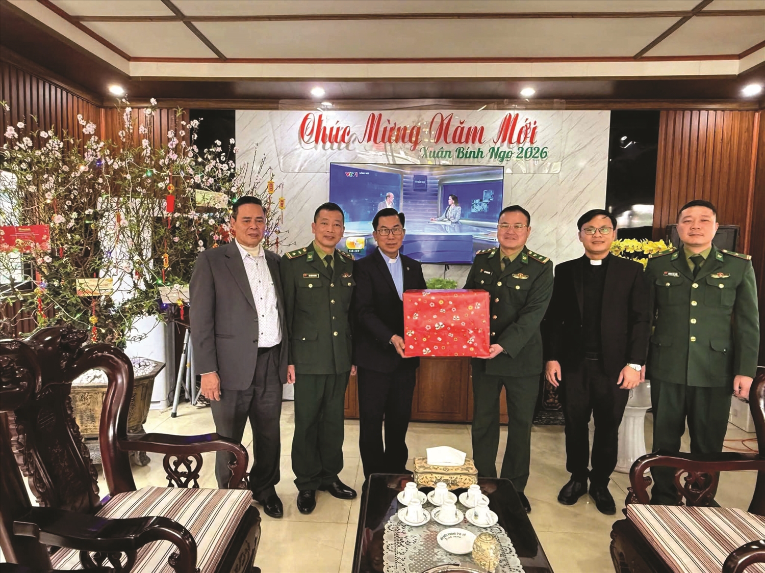 Linh mục và Ban Hành giáo, Giáo xứ Trà Cổ chúc Tết Đồn Biên phòng Trà Cổ