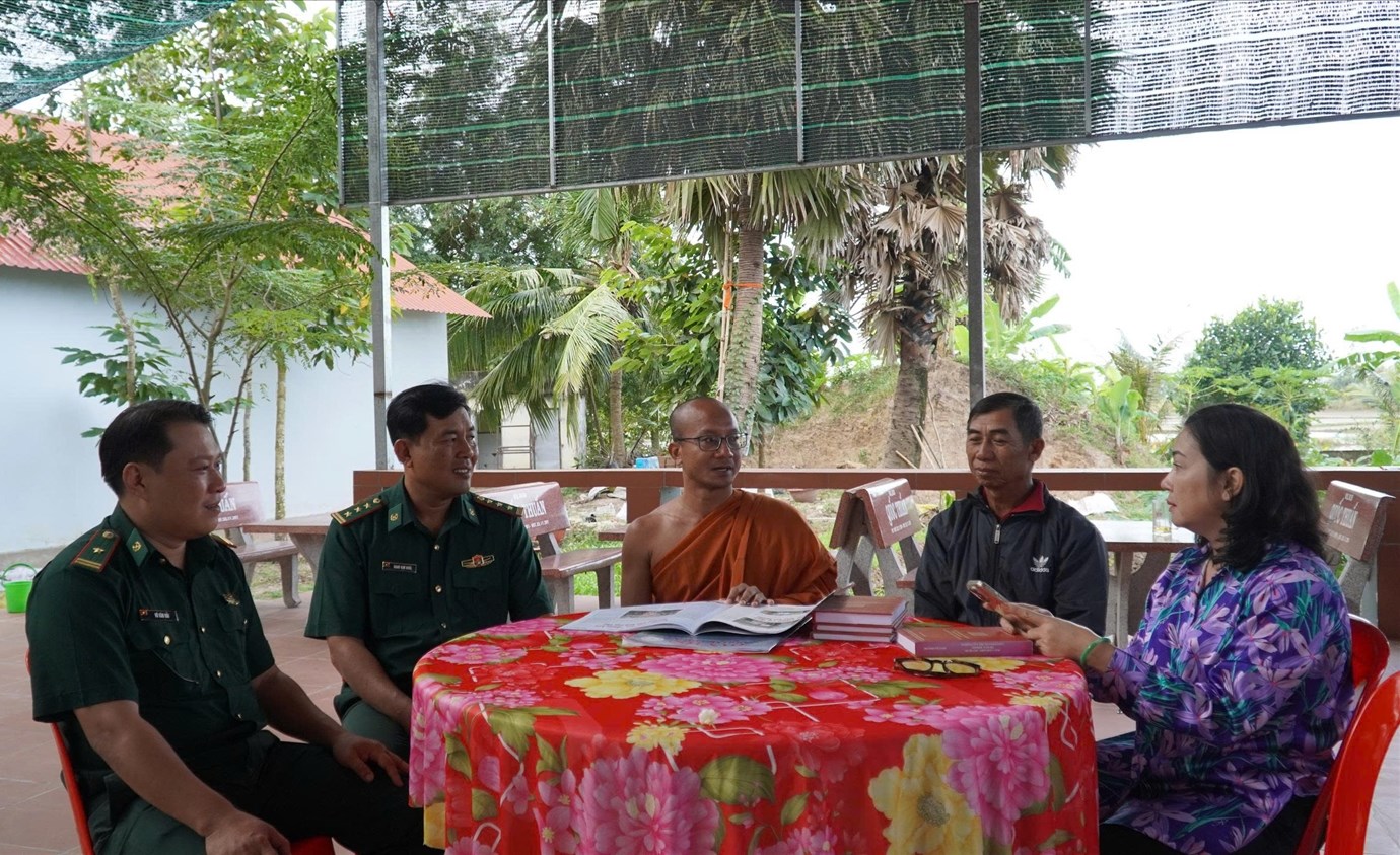 Công tác kiểm tra cấp báo cho Người có uy tín được triển khai thường xuyên, bảo đảm báo đến đúng địa chỉ, kịp thời. Ảnh: Như Tâm 
