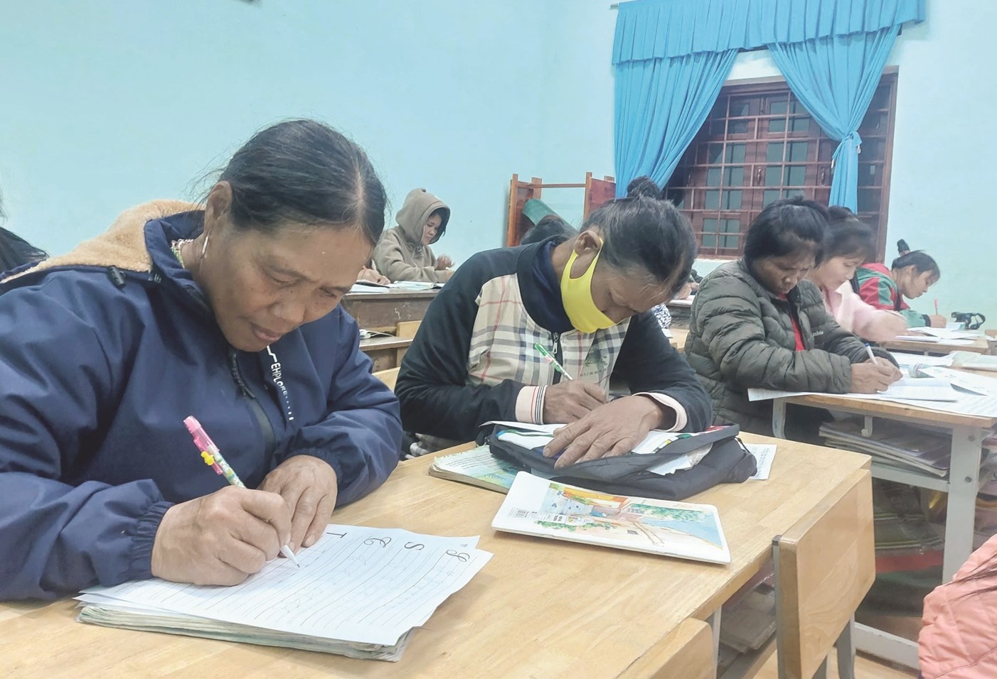 Bà Hồ Thị Niêng (ngoài cùng bên trái) tham gia lớp học tại điểm trường Pa Ling