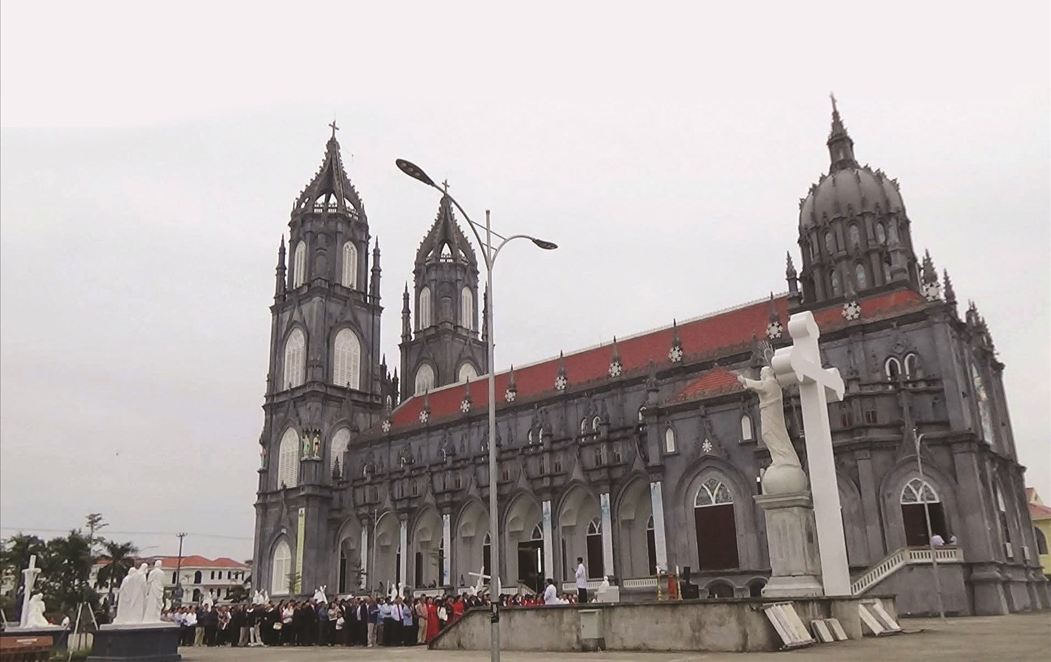 Không khí trang nghiêm trong một buổi lễ tại nhà thờ Trà Cổ