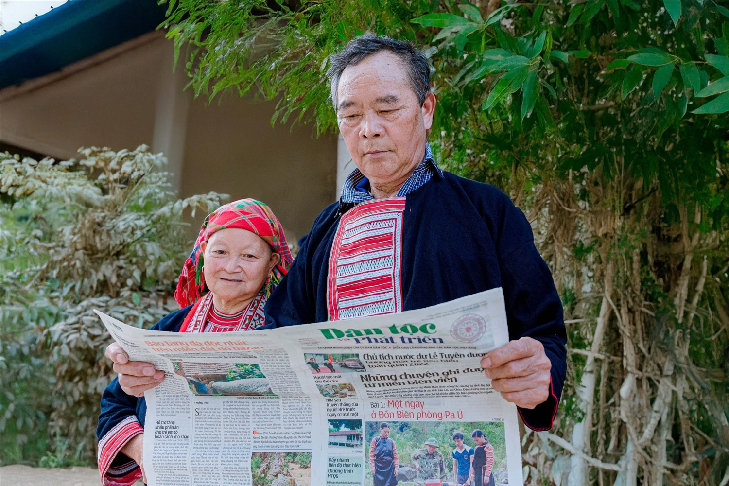 Ấn phẩm Dân tộc và Phát triển cung cấp nguồn thông tin chính thống về công tác dân tộc, chính sách dân tộc cho đội ngũ Người có uy tín. Ảnh: Vũ Mừng