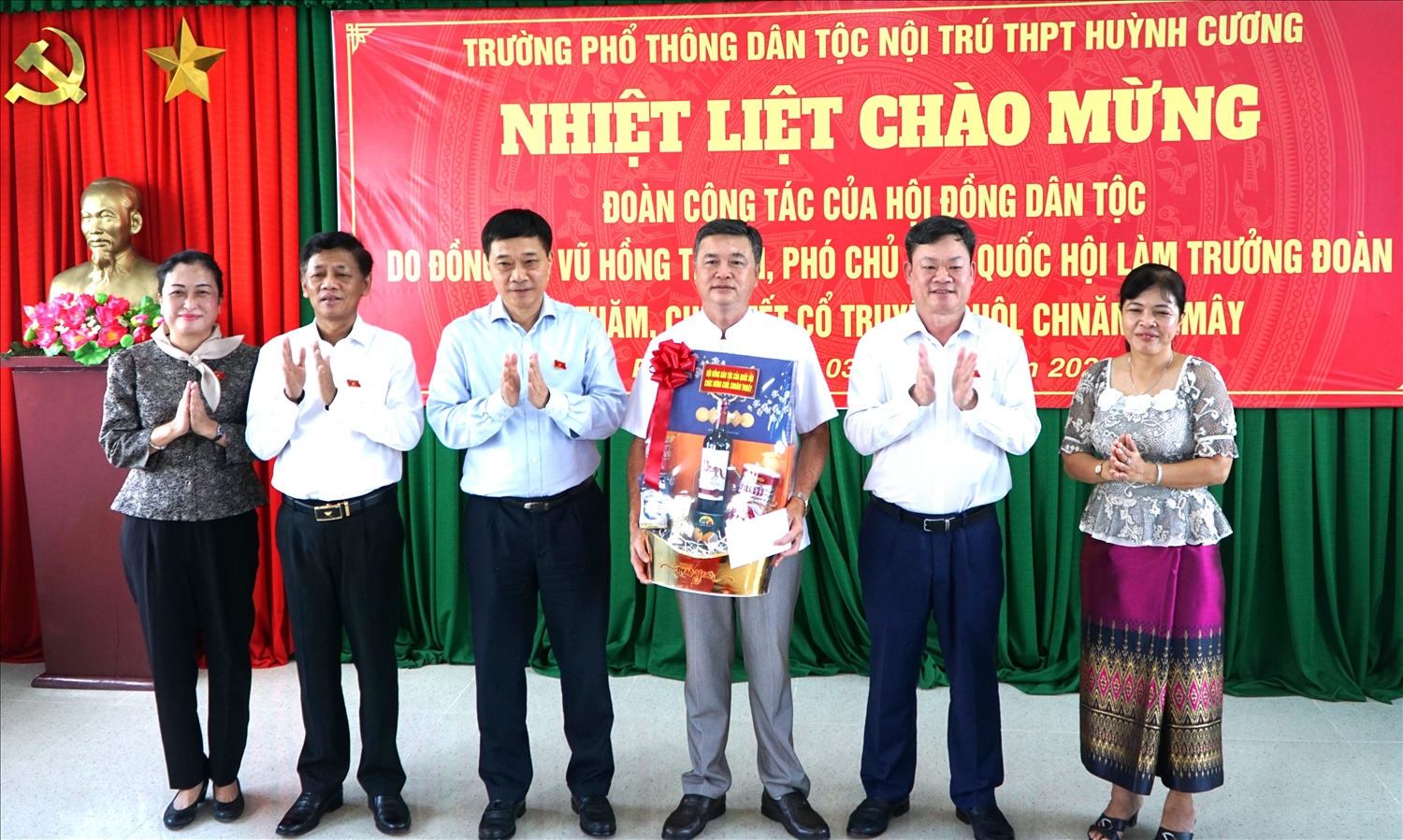 Phó Chủ tịch Quốc hội Vũ Hồng Thanh và Đoàn công tác tặng quà chúc Tết thầy cô giáo Trường THPT Dân tộc Nội trú Huỳnh Cương