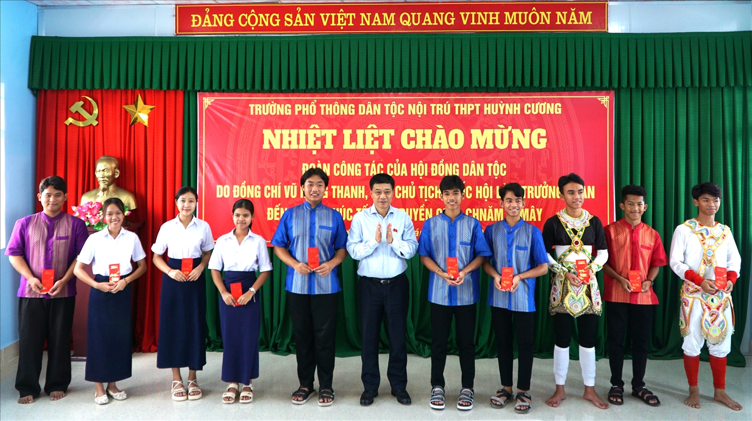 Phó Chủ tịch Quốc hội Vũ Hồng Thanh tặng quà cho các em học sinh Trường THPT Dân tộc Nội trú Huỳnh Cương
