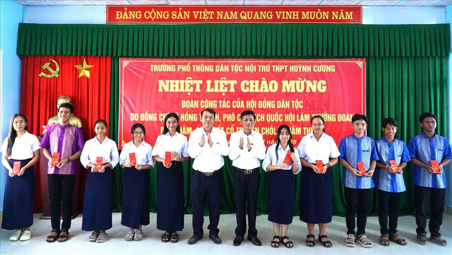 Chủ tịch HĐDT Lâm Văn Mẫn và Phó Chủ tịch UBND TP. Cần Thơ Nguyễn Văn Khởi trao quà cho các em học sinh