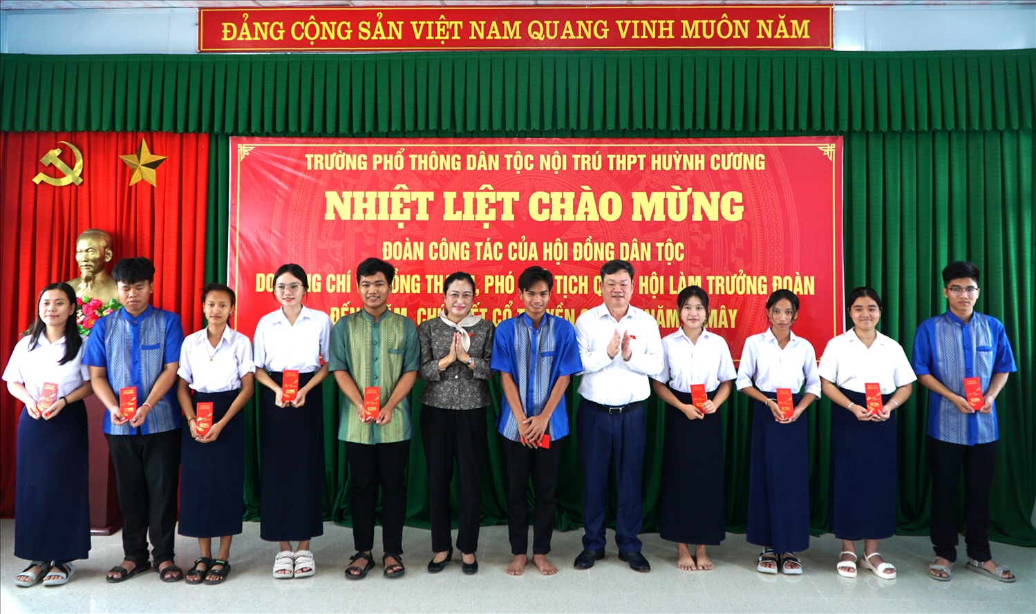 Phó Chủ tịch Thường trực HĐDT Hoàng Duy Chinh và Phó Chủ tịch HĐDT Trần Thị Hoa Ry trao quà cho các em học sinh