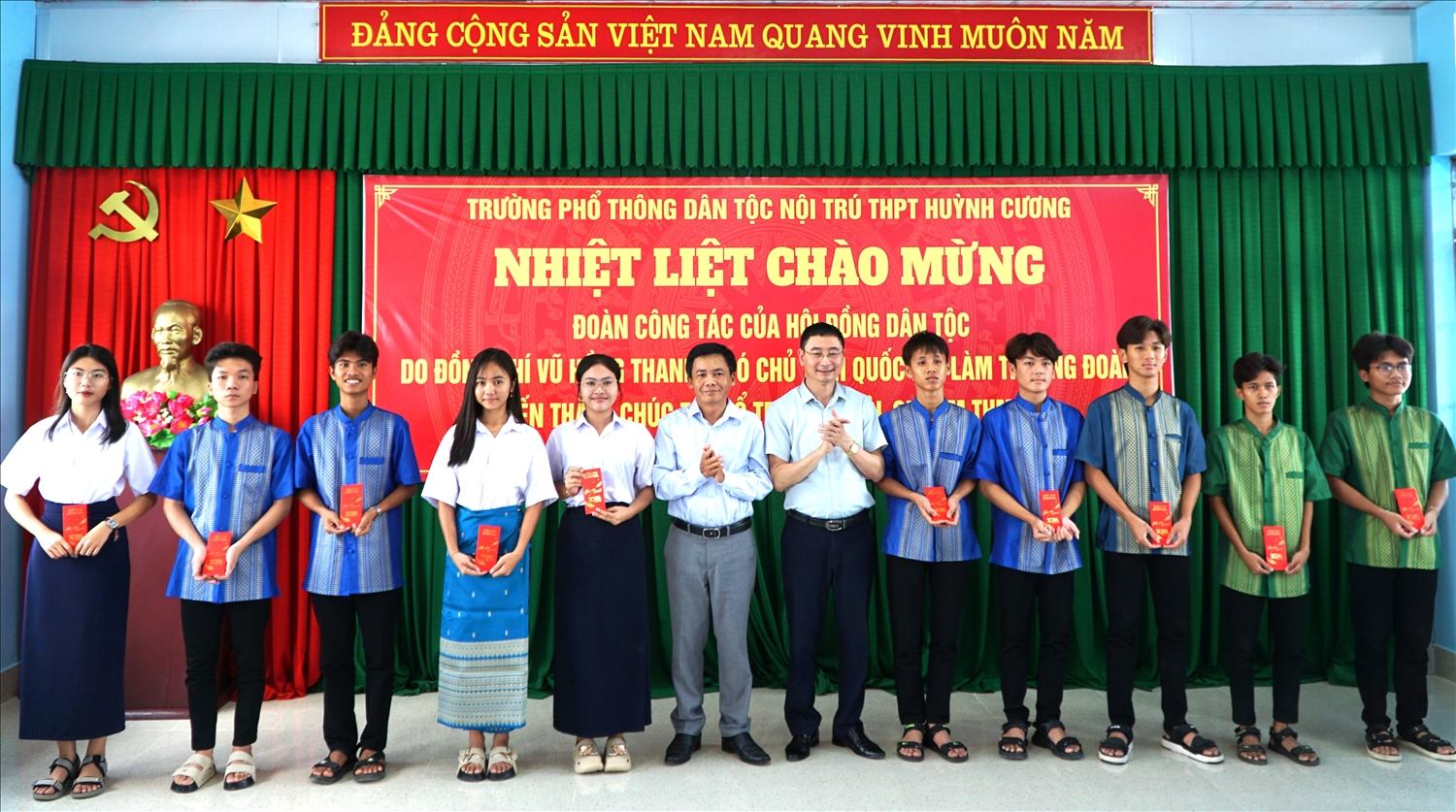 Ông Triệu văn Bình, Vụ trưởng Vụ Dân tộc, HĐDT của Quốc hội và ông Lâm Hoàng Mẫu, Giám đốc Sở Dân tộc và Tôn giáo TP. Cần Thơ trao quà cho các em học sinh