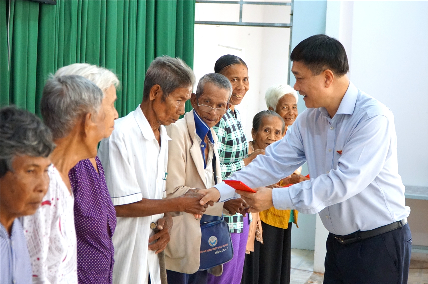 Phó Chủ tịch Quốc hội Vũ Hồng Thanh trao quà cho các hộ gia đình tiêu biểu là đồng bào Khmer tại xã Tân Thạnh
