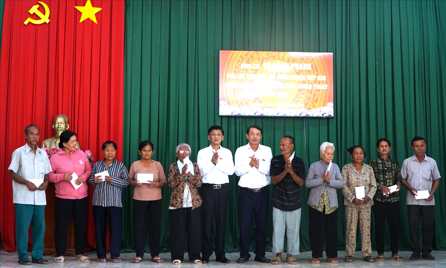 Chủ tịch HĐDT Lâm Văn Mẫn và Phó Chủ tịch UBND TP. Cần Thơ Nguyễn Văn Khởi trao quà cho các hộ gia đình Khmer