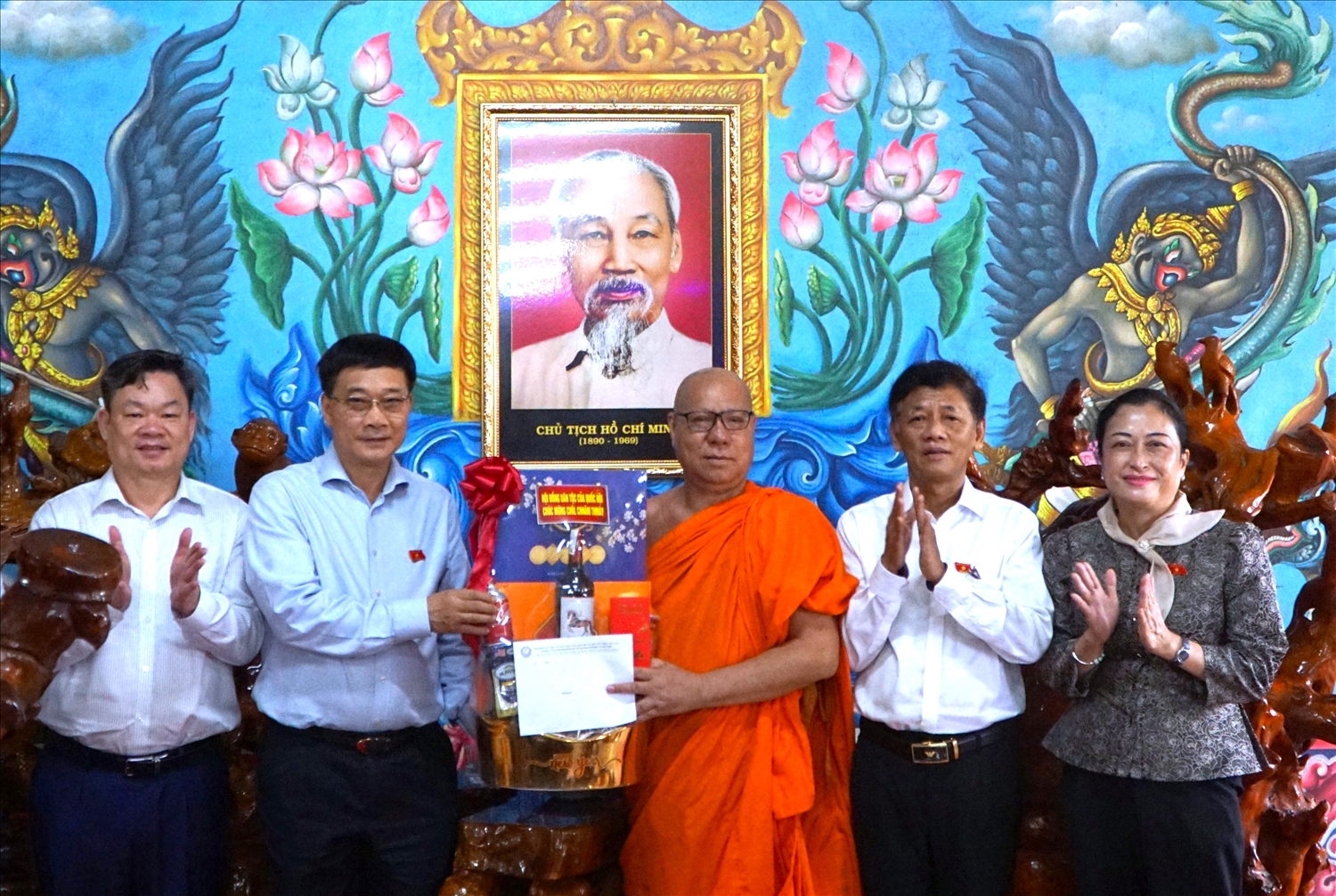 Phó Chủ tịch Quốc hội Vũ Hồng Thanh và Đoàn công tác trao quà chúc Tết tới Thượng tọa Lý Đức, trụ trì chùa Som Rong