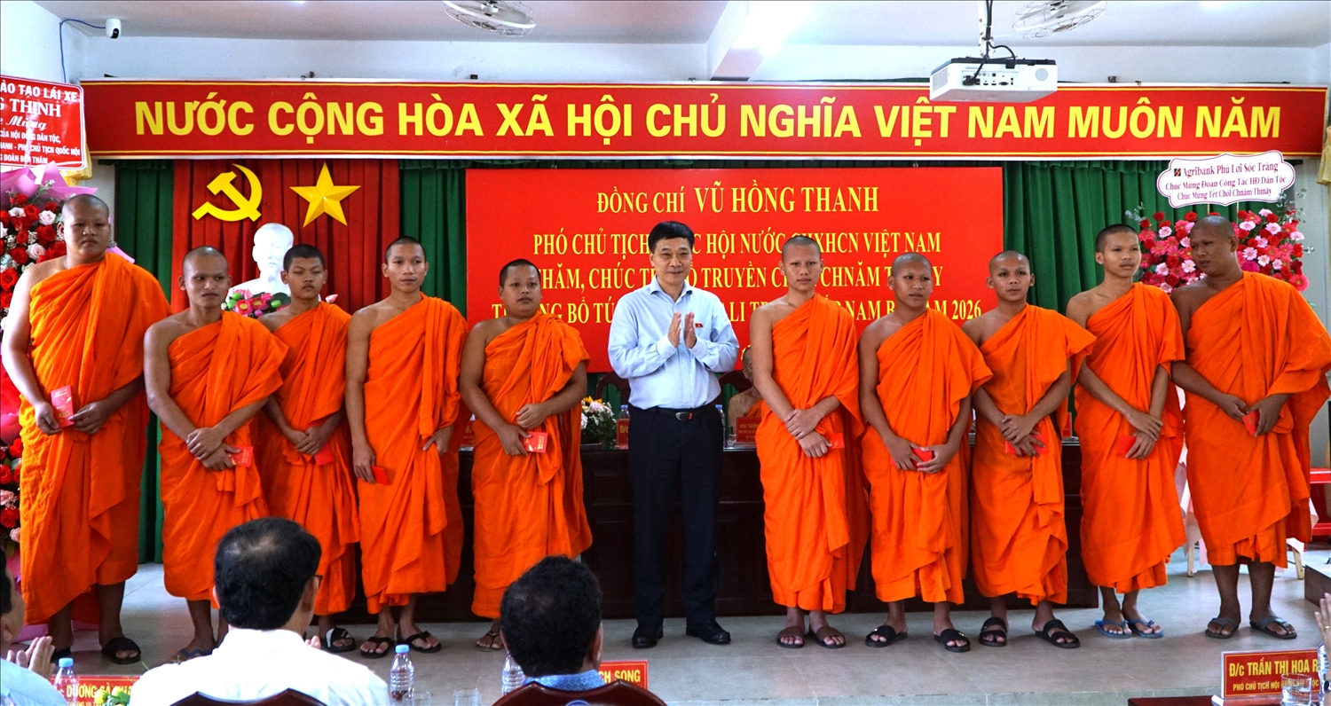 Phó Chủ tịch Quốc hội Vũ Hồng Thanh trao quà cho các tăng sinh tại Trường Bổ túc Văn hóa Pali Trung cấp Nam Bộ