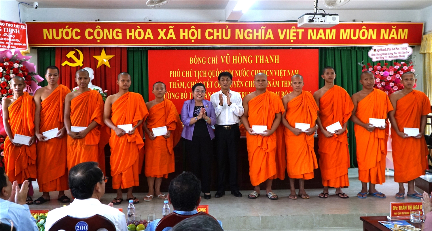 (TIN PV) Phó Chủ tịch Quốc hội Vũ Hồng Thanh thăm, chúc Tết Chôl Chnăm Thmây các sư sãi Khmer tại Cần Thơ 3