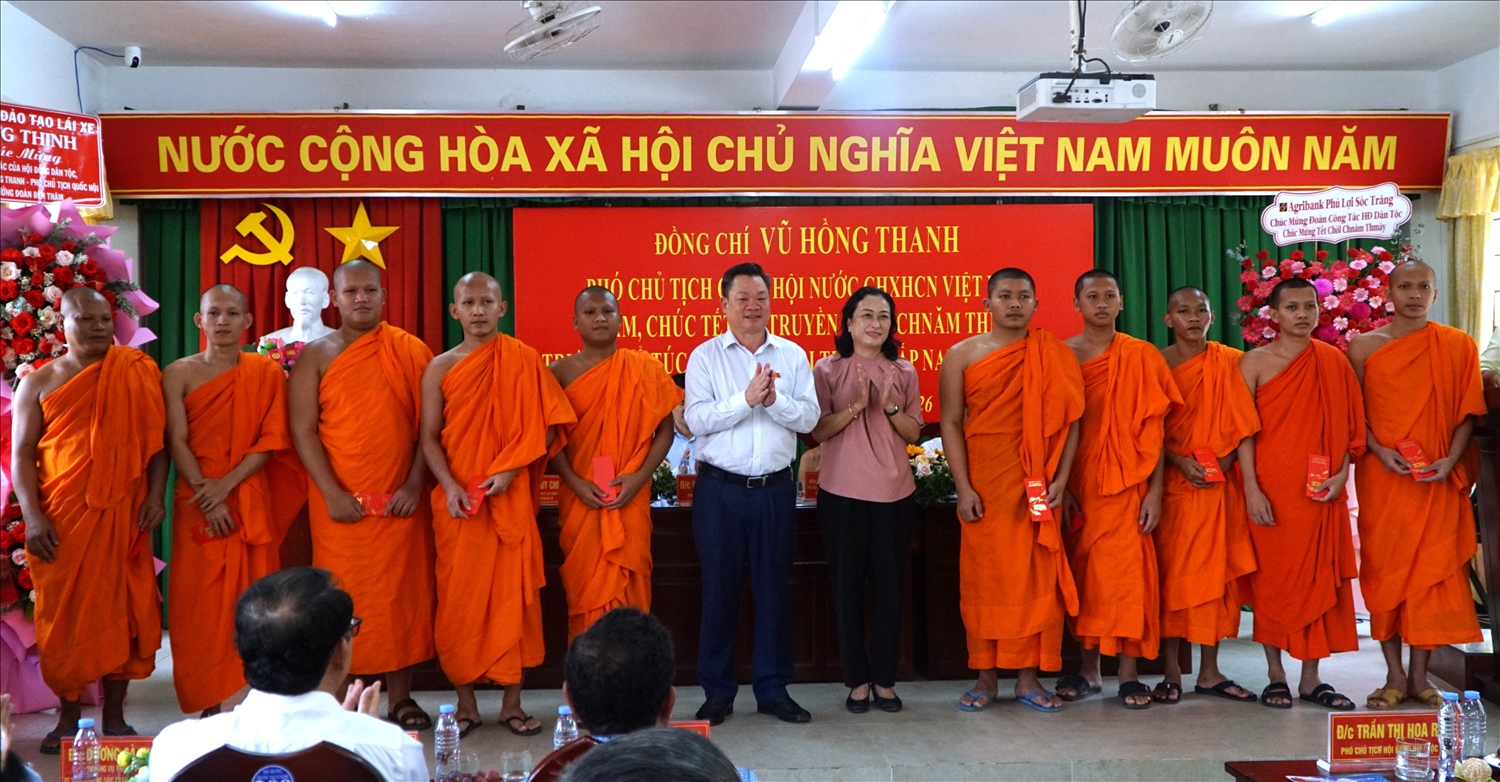 Phó Chủ tịch Thường trực Hội đồng Dân tộc Hoàng Duy Chinh và Phó Chủ tịch Hội đồng Dân tộc Trần Thị Hoa Ry trao quà cho các tăng sinh