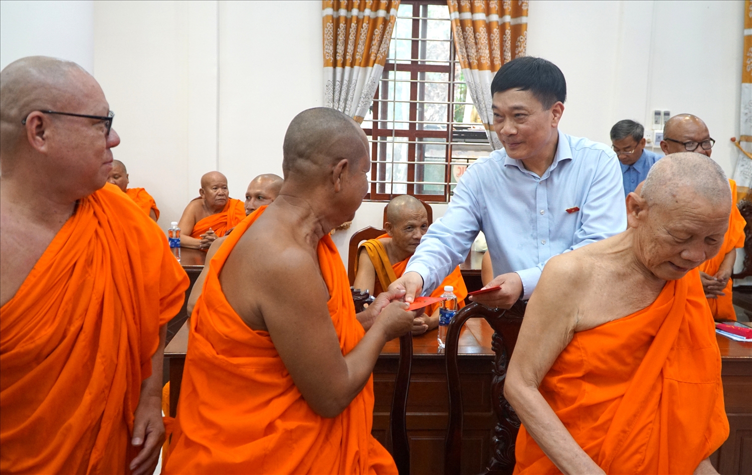 Phó Chủ tịch Quốc hội Vũ Hồng Thanh tặng quà cho các vị Hòa thượng, Thượng tọa, Đại đức, chư tăng Hội Đoàn kết sư sãi yêu nước TP. Cần Thơ