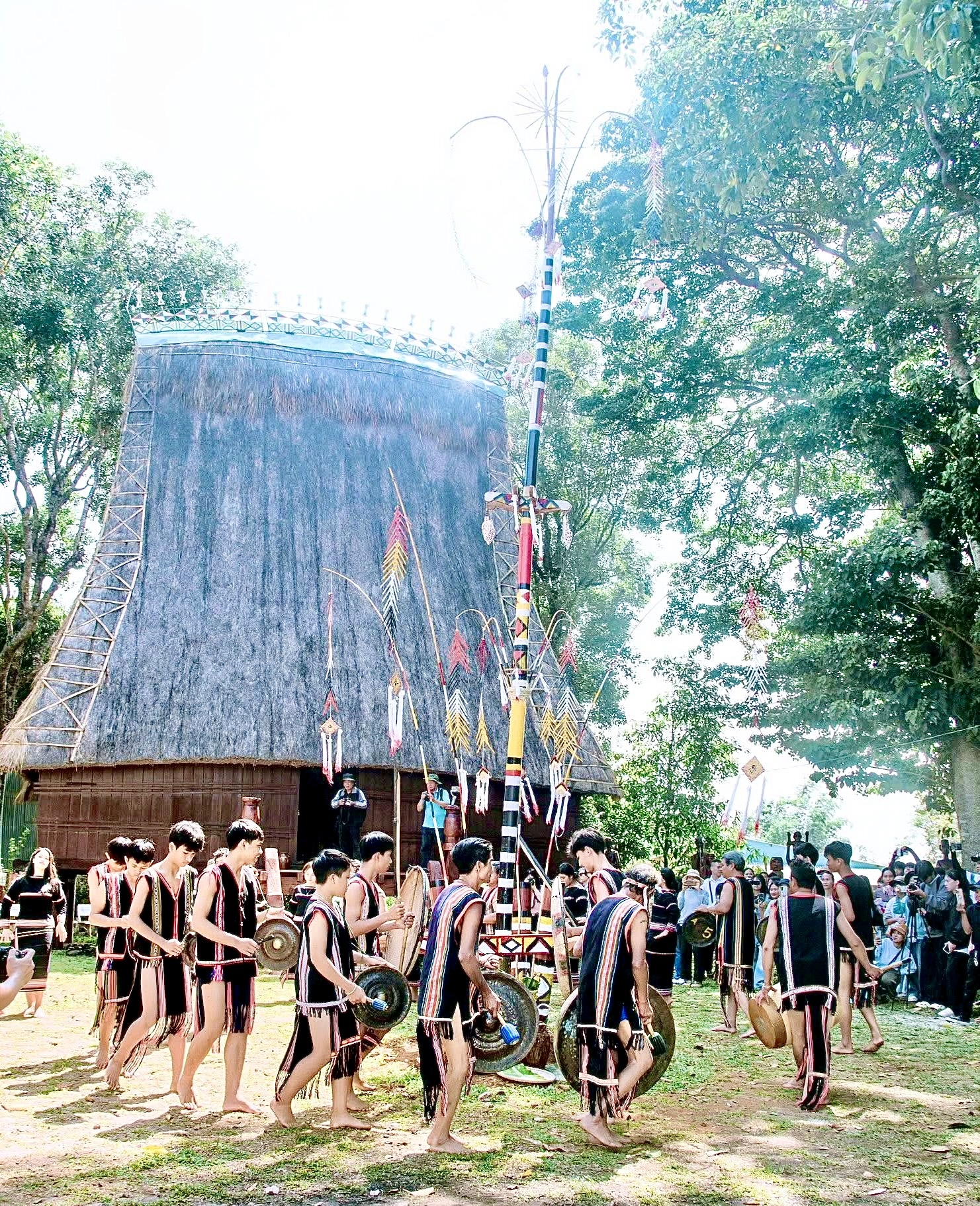 Nhà rông là biểu tượng thiêng liêng, nơi hội tụ sức mạnh cộng đồng và là chốn cư ngụ của thần linh bảo hộ buôn làng