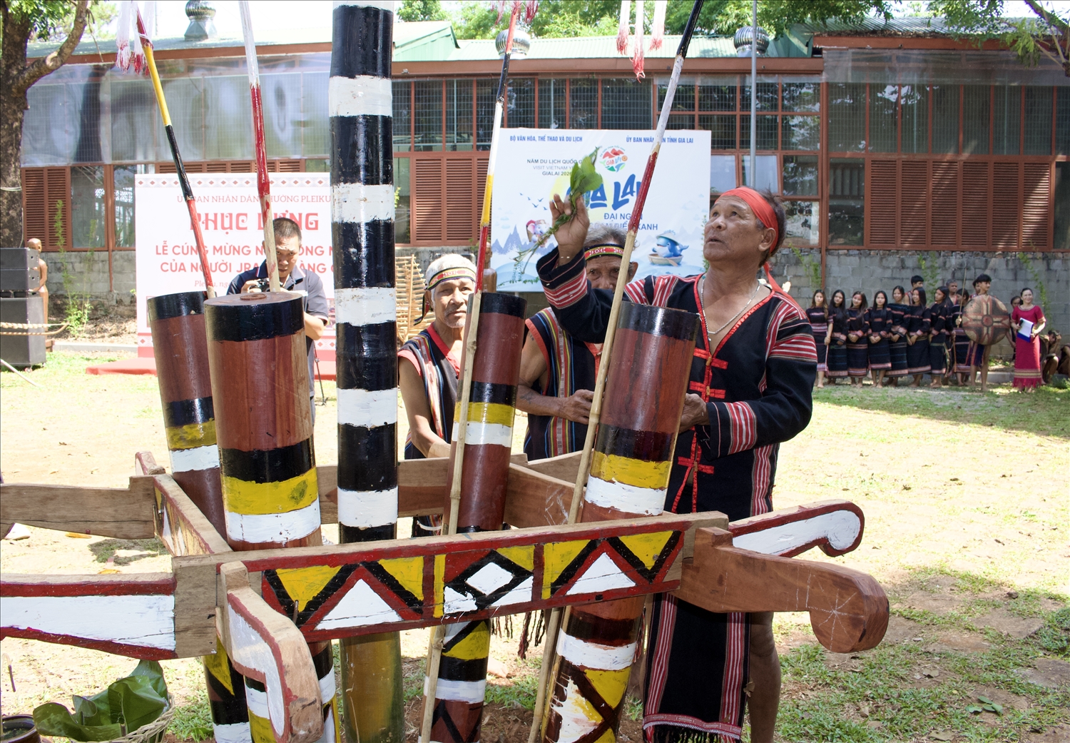 Hội đồng già làng thực hiện nghi lễ cúng mừng nhà rông mới