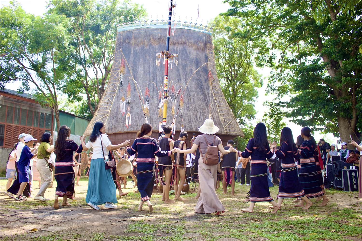 Người dân, du khách hòa cùng nhịp xoang, tiếng chiêng trầm hùng giữa đại ngàn