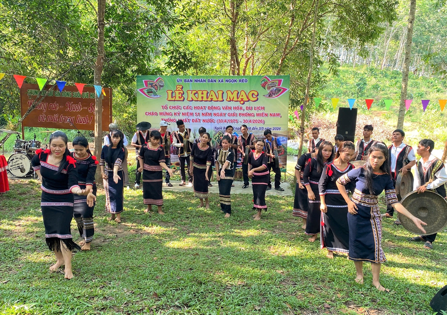 Đồng bào Xơ Đăng xã Ngọk Réo trình diễn cồng chiêng, múa xoang phục vụ du khách khi đến thăm quan Điểm du lịch suối Đăk Lôi. (Ảnh: Ngọc Chí)