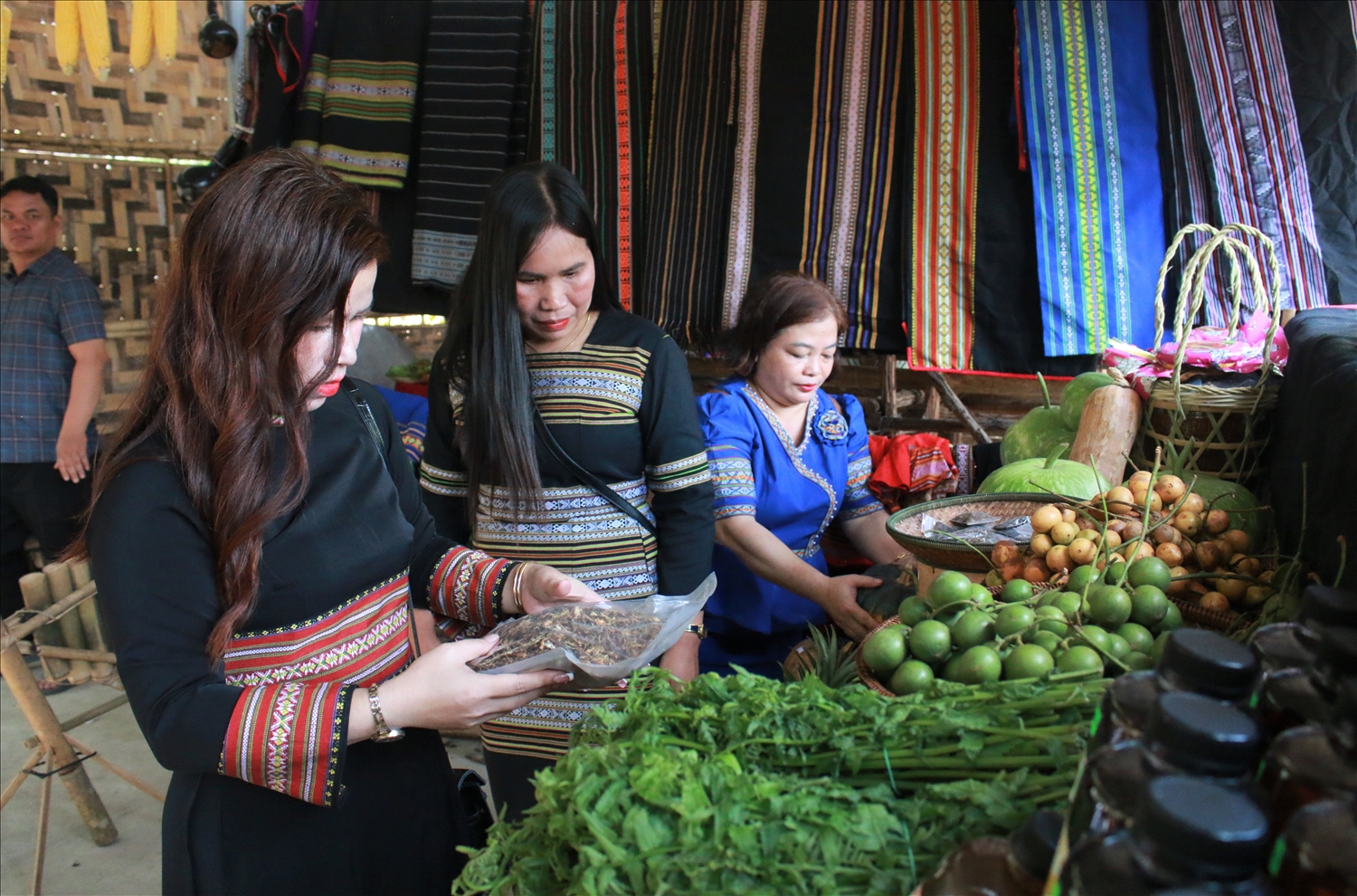 Đồng bào Xơ Đăng ở xã Ngọk Réo trưng bày, bán thổ cẩm truyền thống và các sản phẩm nông nghiệp tại Điểm du lịch suối Đăk Lôi. (Ảnh: Ngọc Chí)