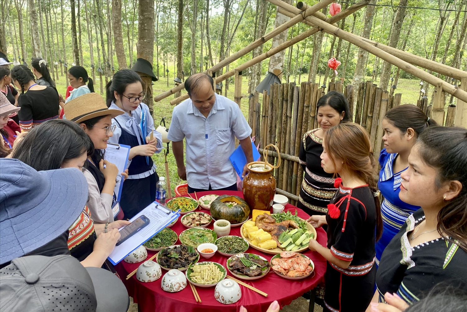 Ẩm thực truyền thống của đồng bào Xơ Đăng ở xã Ngọk Réo thu hút sự quan tâm của du khách. (Ảnh: Ngọc Chí)