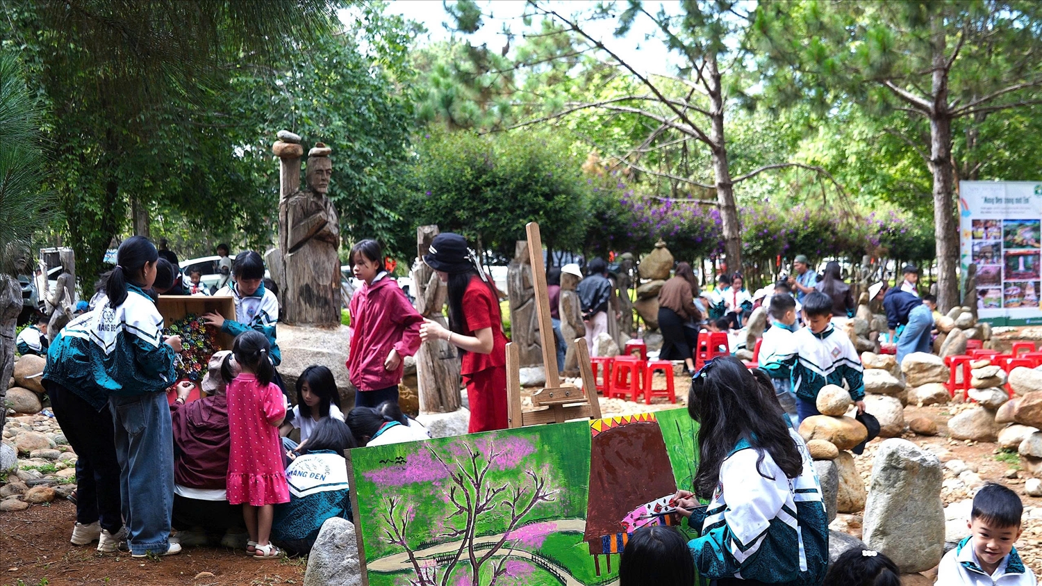 UBND xã Măng Đen tổ chức chương trình vẽ tranh Măng Đen trong mắt em, thu hút hàng trăm học sinh và du khách cùng sáng tác. (Ảnh: Ngọc Chí)