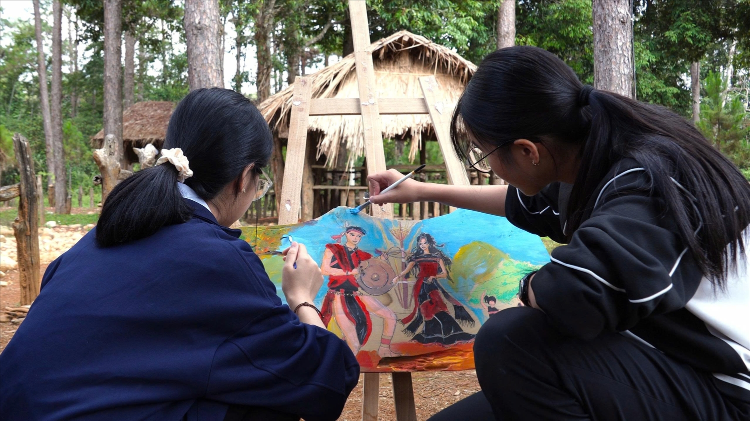 Các em học sinh vẽ tranh về lễ hội truyền thống của đồng bào DTTS ở vùng đất Măng Đen. (Ảnh: Ngọc Chí)