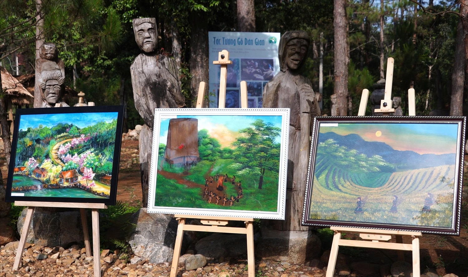 Những bức tranh do các em học sinh và du khách vẽ được trưng bày tại không gian Vườn nghệ thuật Măng Đen. (Ảnh: Ngọc Chí)