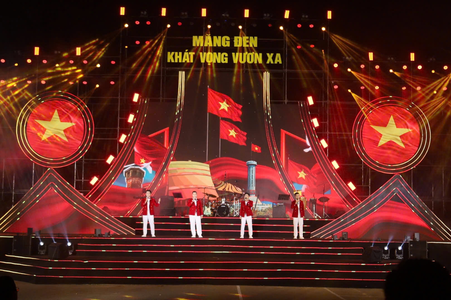 Các ca sĩ trình bày liên khúc: Nhà tôi có treo một lá cờ - Made in Việt Nam. (Ảnh: Ngọc Chí)