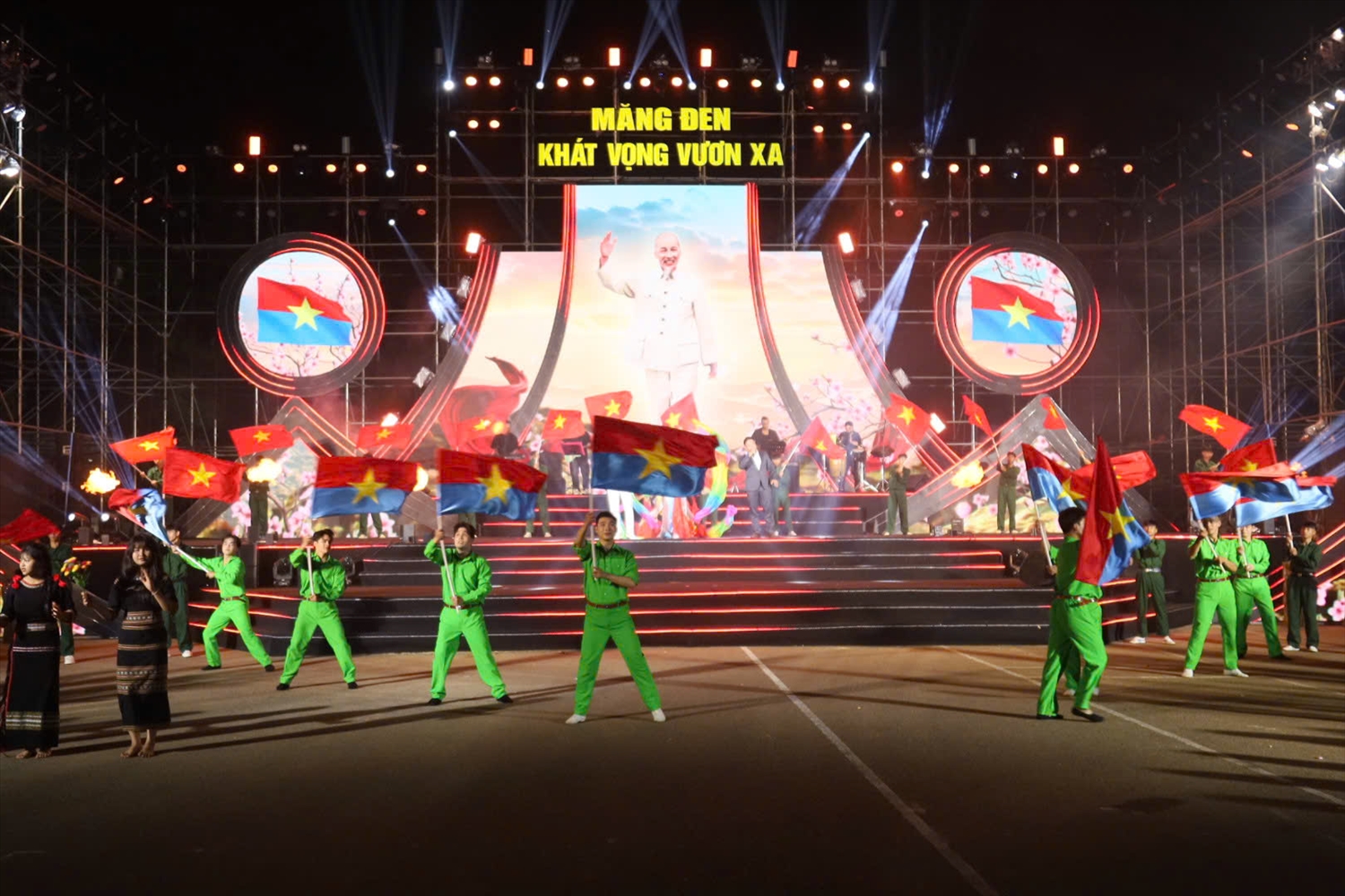 Chương 2 với chủ đề Giai điệu tự hào, đưa khán giả đến với một Măng Đen thấm đẫm mồ hôi và máu xương của những con người yêu nước, làm nên Chiến thắng Măng Đen vang dội. (Ảnh: Ngọc Chí)