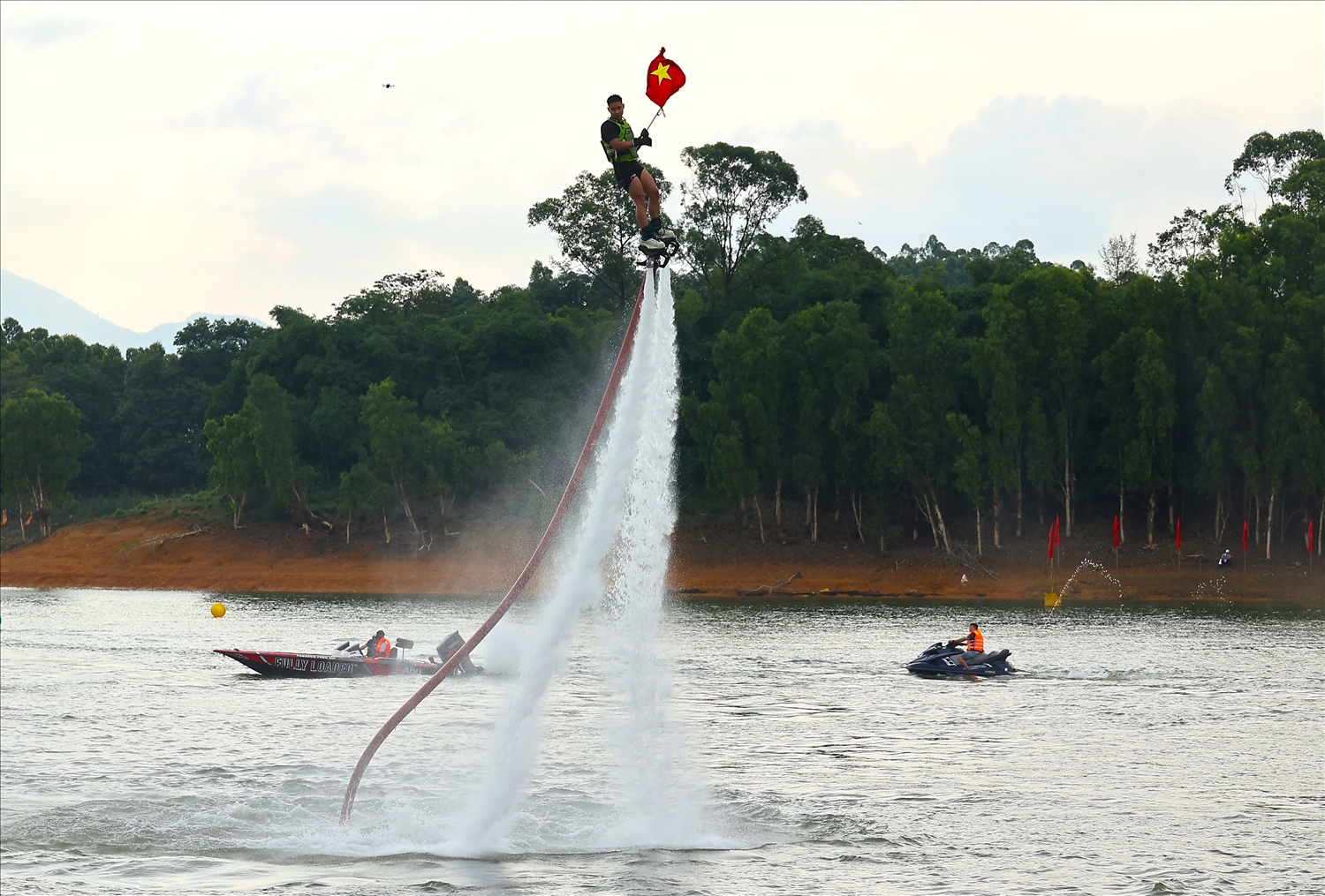 Trình diễn kỹ năng của Câu Lạc bộ thể thao nước hồ Thác Bà