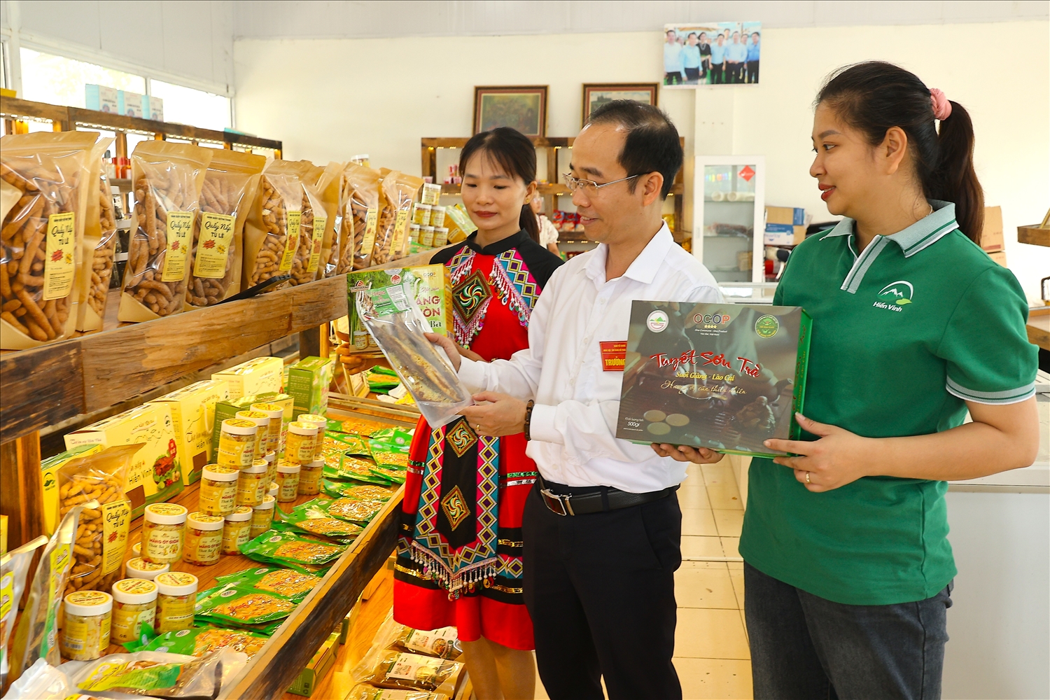 Lãnh đạo xã giới thiệu các sản phẩm OCOP, đặc sản, chủ lực của địa phương