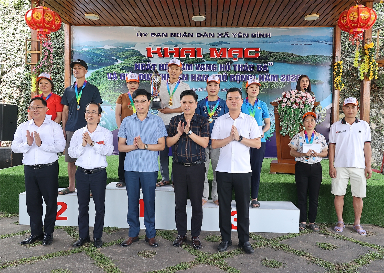 Ban Tổ chức trao Cúp, huy chương cho các đôi đạt giải nhất, nhì, ba và khuyến khích