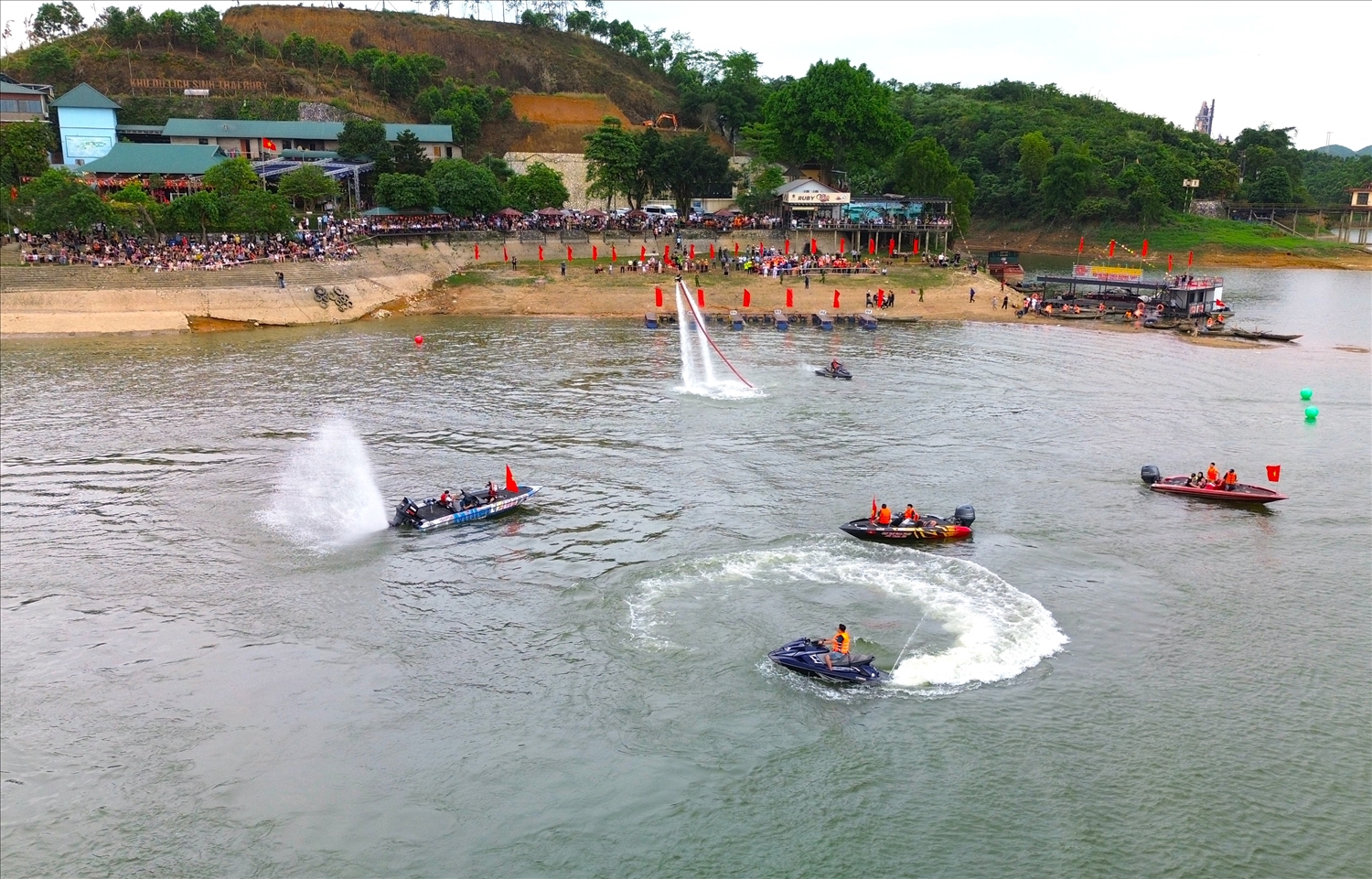 Trình diễn kỹ năng của Câu Lạc bộ thể thao nước hồ Thác Bà