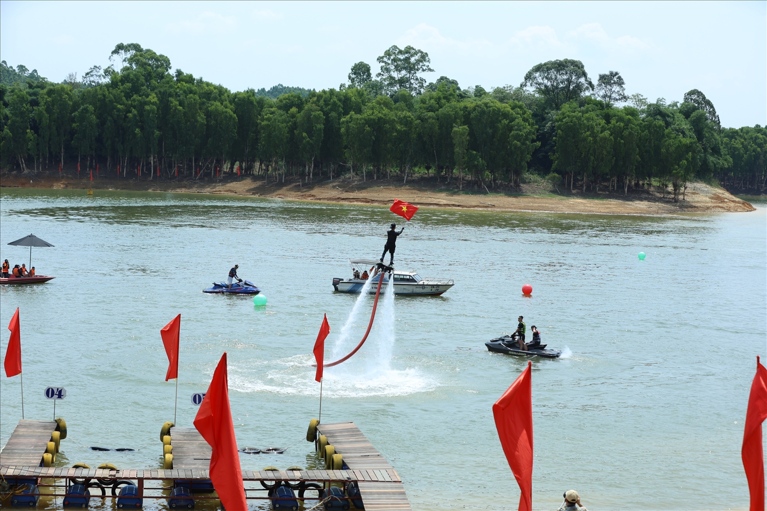 Trình diễn kỹ năng của Câu Lạc bộ thể thao nước hồ Thác Bà