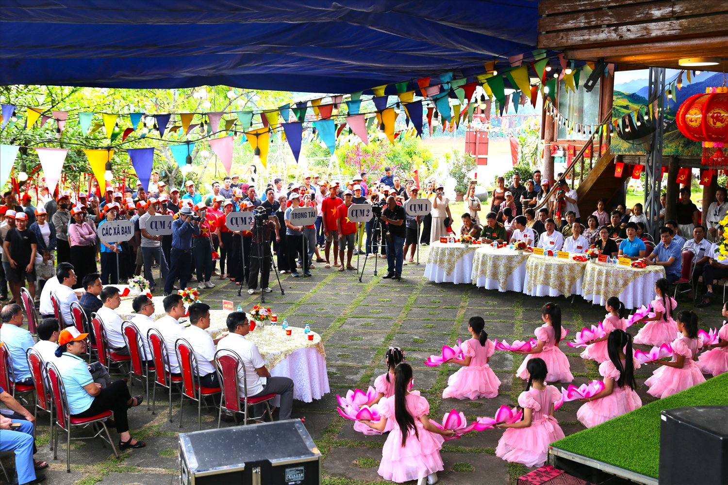 Toàn cảnh buổi Lễ Khai mạc ngày hội “Âm vang hồ Thác Bà” và giải đua thuyền nan mở rộng năm 2026