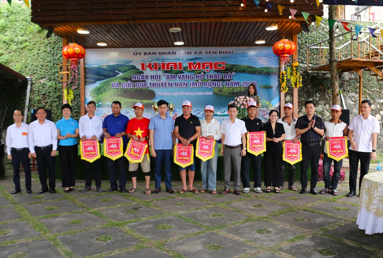 Ban Tổ chức trao cờ lưu niệm cho các đội thi