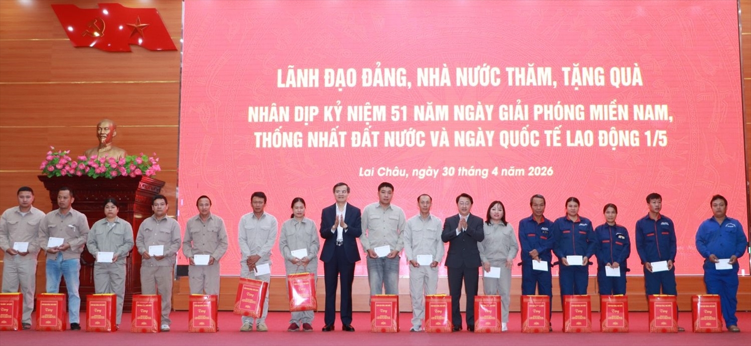 Đồng chí Đoàn Minh Huấn tặng quà công nhân, người lao động có hoàn cảnh khó khăn (Ảnh Cổng TTĐTLC)