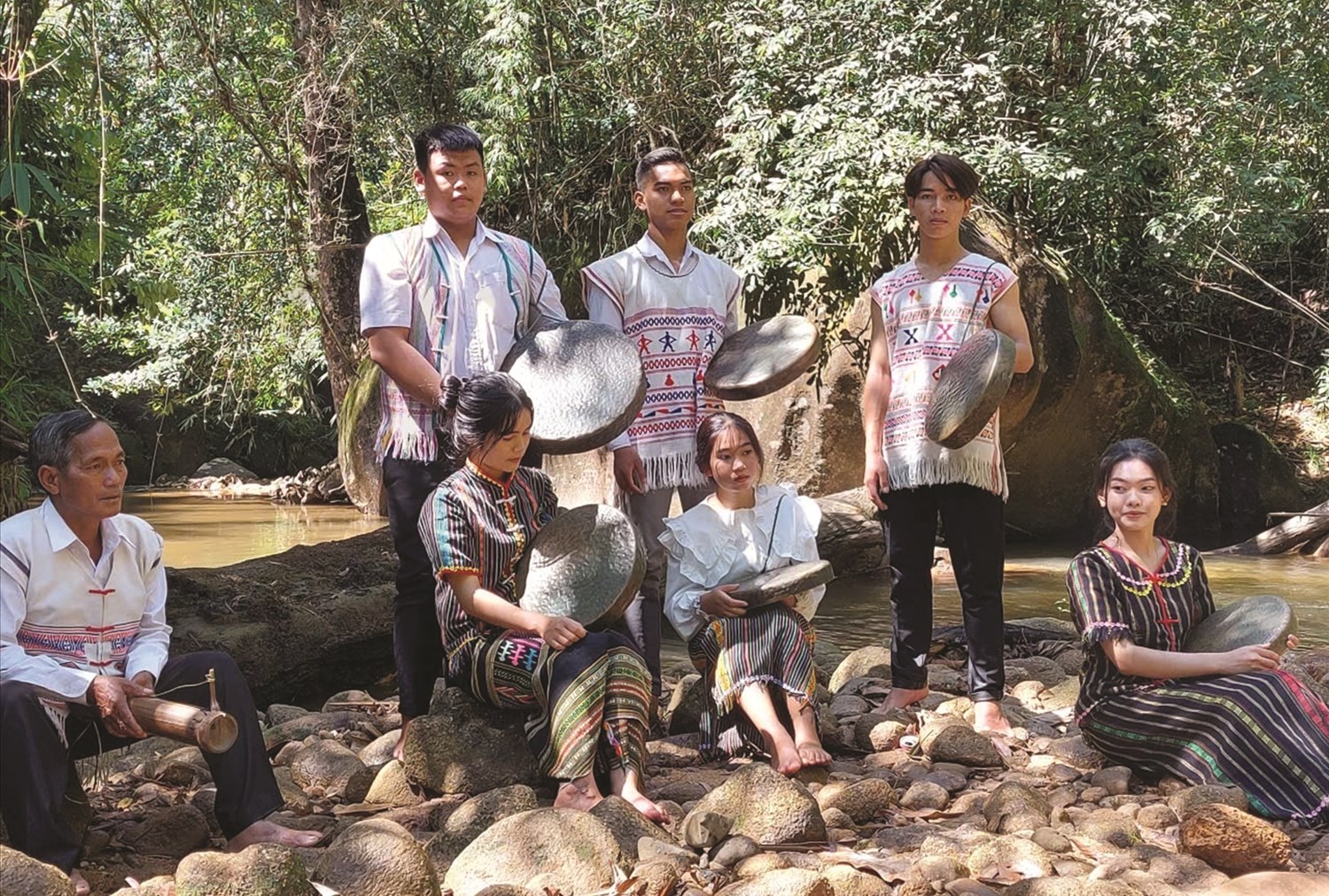 Người Chu Ru biểu diễn âm nhạc bên nhánh sông Đa Nhim