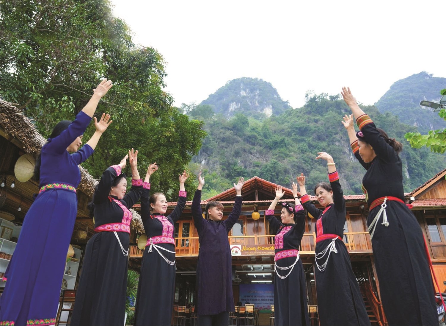 Mai Tiến Đạt, thành viên CLB hát Then - đàn Tính Thái Nguyên tìm đến nghệ nhân để học lời hát, tích truyện, từ đó sáng tạo trong cách thể hiện