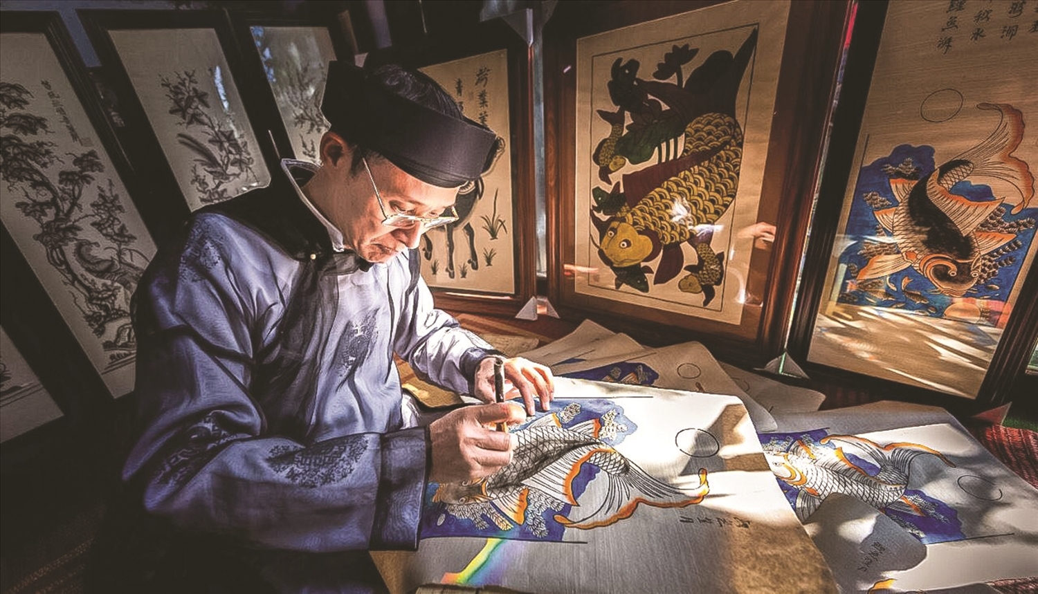 Nghệ nhân Ưu tú Nguyễn Hữu Quả vẽ tranh dân gian chủ đề cá chép