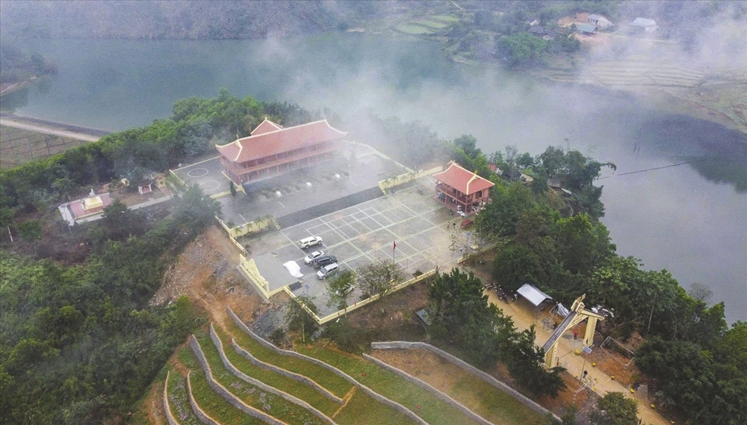 Đền Chín Gian tọa lạc trên đỉnh đồi Pú Pỏm, nổi bật giữa không gian núi rừng Thanh Hóa