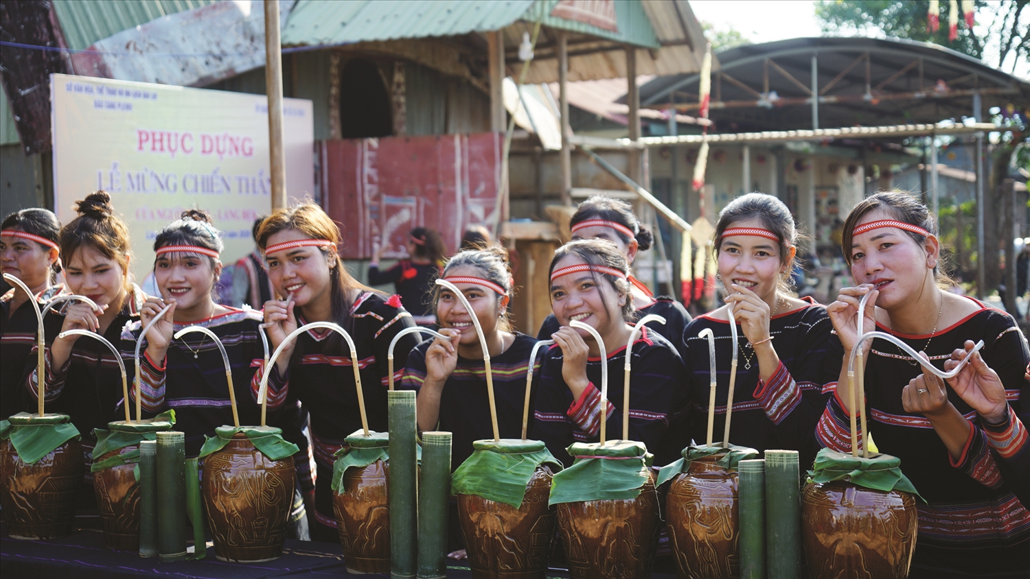 Các cô gái Gia Rai khéo léo trổ tài chuẩn bị rượu ghè và các ống cơm lam cho lễ hội
