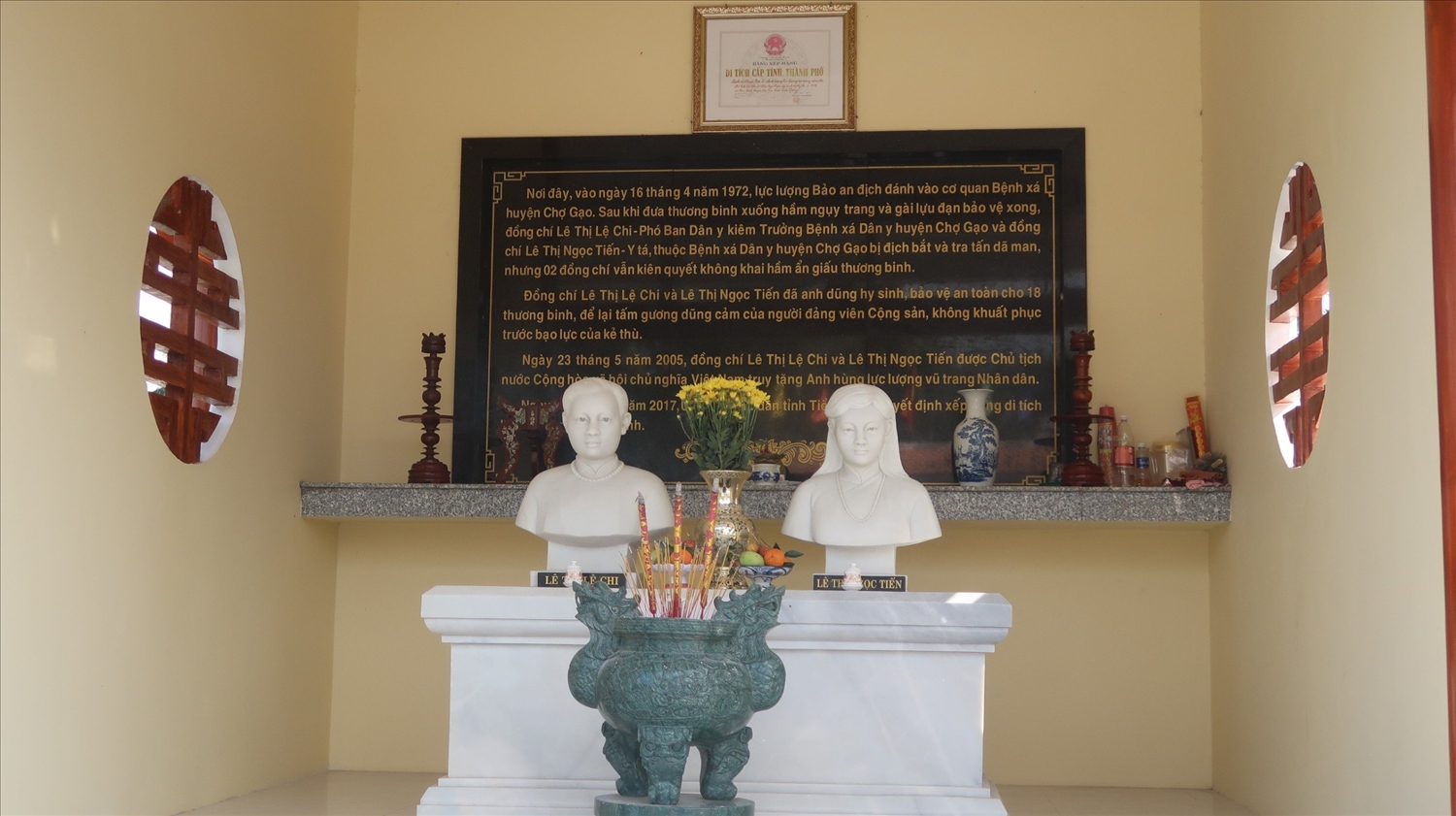 Bia tưởng niệm Liệt sĩ Lê Thị Lệ Chi và Lê Thị Ngọc Tiến trên địa bàn xã Bình Ninh, tỉnh Đồng Tháp.