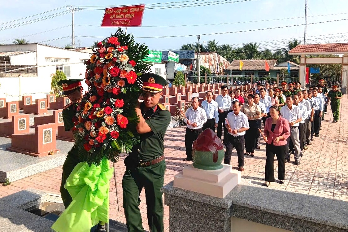Xã Bình Ninh từng giữ vị trí chiến lược trong hai cuộc kháng chiến chống thực dân Pháp và đế quốc Mỹ. (Trong ảnh: Đảng ủy, chính quyền xã Bình Ninh dâng hương tưởng niệm các các Anh hùng liệt sĩ nhân kỷ niệm 51 năm Giải phóng miền Nam, thống nhất đất nước)