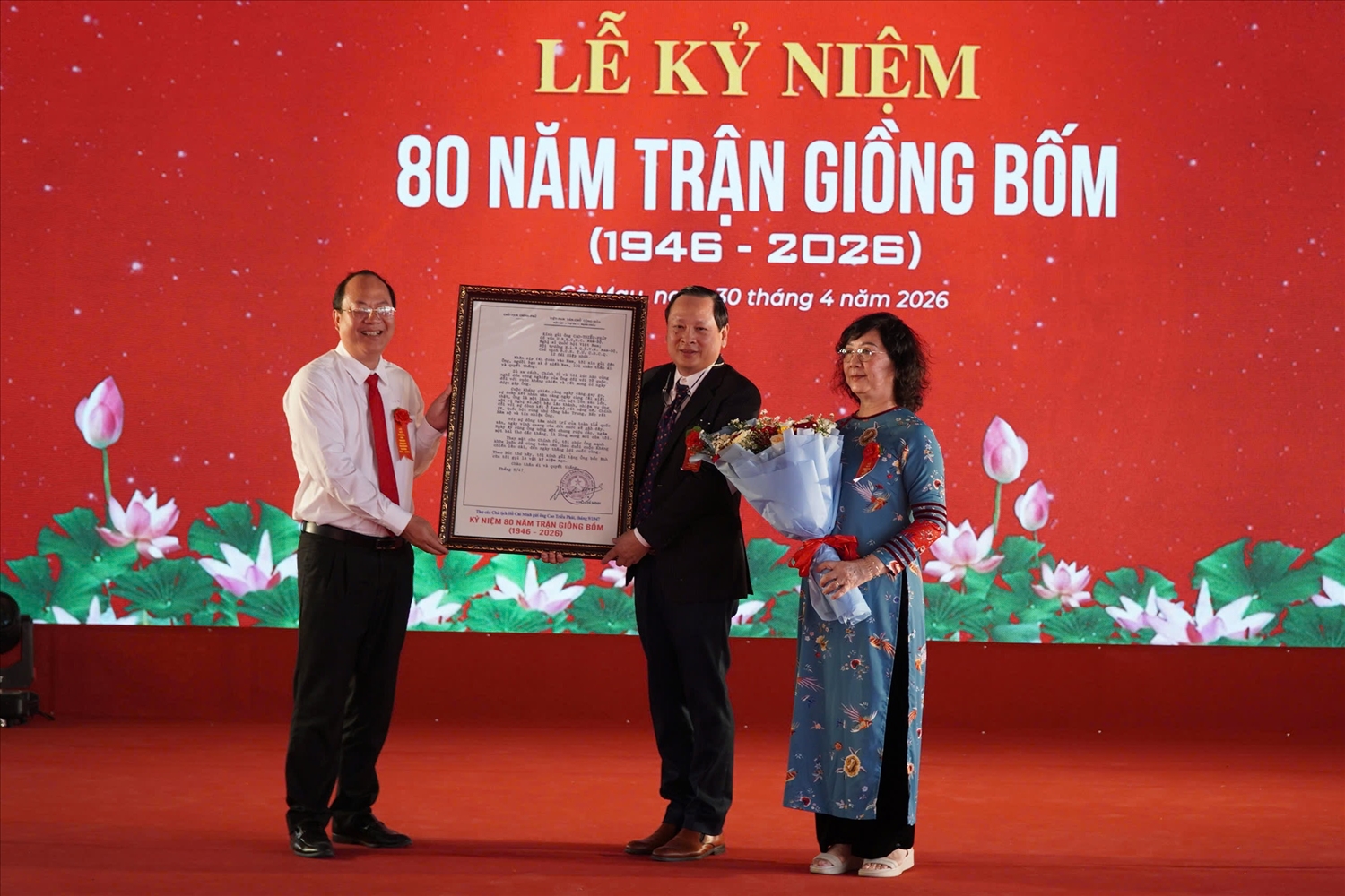 Ông Nguyễn Hồ Hải, Bí thư Tỉnh ủy Cà Mau trao bức thư của Chủ tịch Hồ Chí Minh gửi cụ Cao Triều Phát cho thân nhân gia đình cụ.