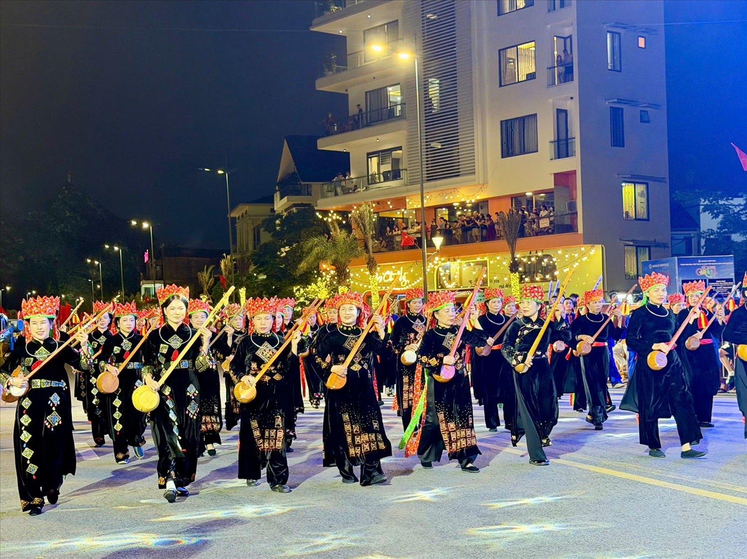 Lễ hội đường phố với nhiều màu sắc, rộn ràng thu hút đông đảo người dân và khách du lịch