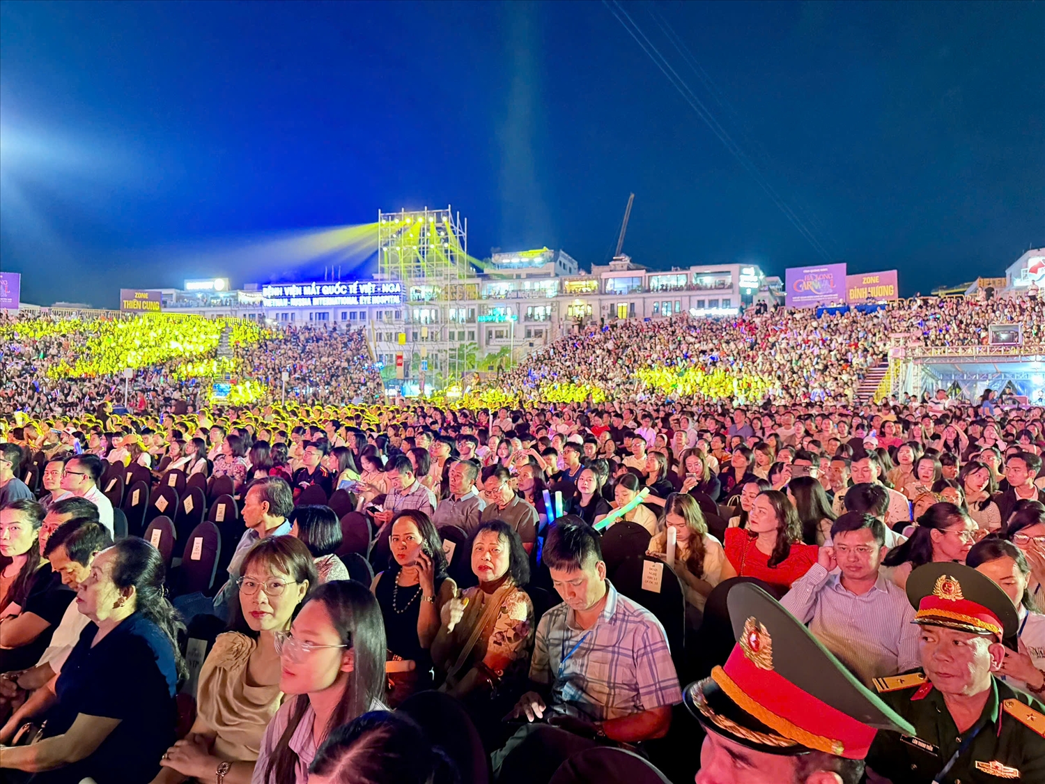 Carnaval Hạ Long 2026 thu hút đông đảo người dân và khách du lịch thập phương đổ về