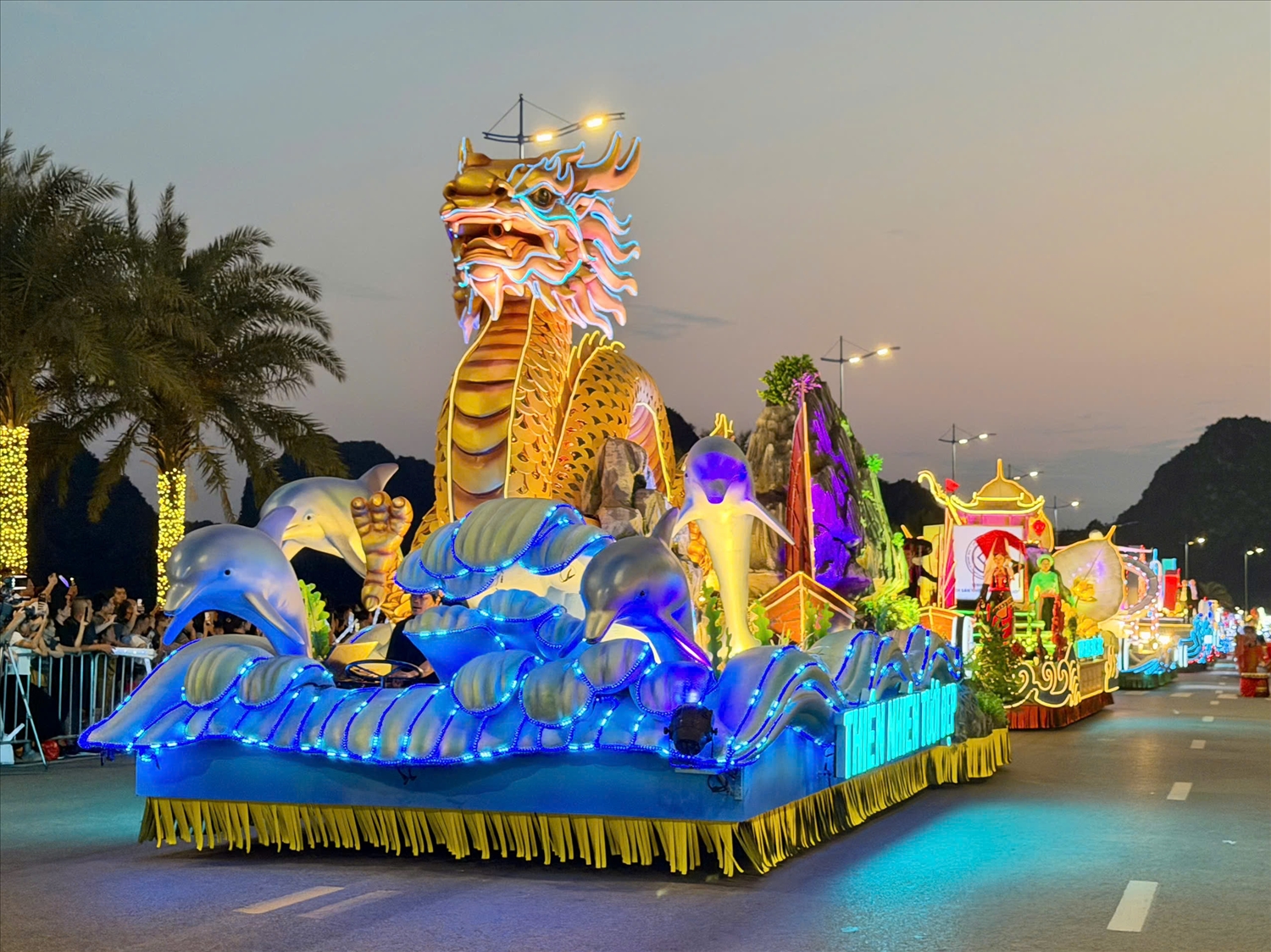 Hàng nghìn diễn viên chuyên và không chuyên tham gia diễu hành cùng gần 60 xe mô hình quảng bá hình ảnh văn hóa, con người Quảng Ninh