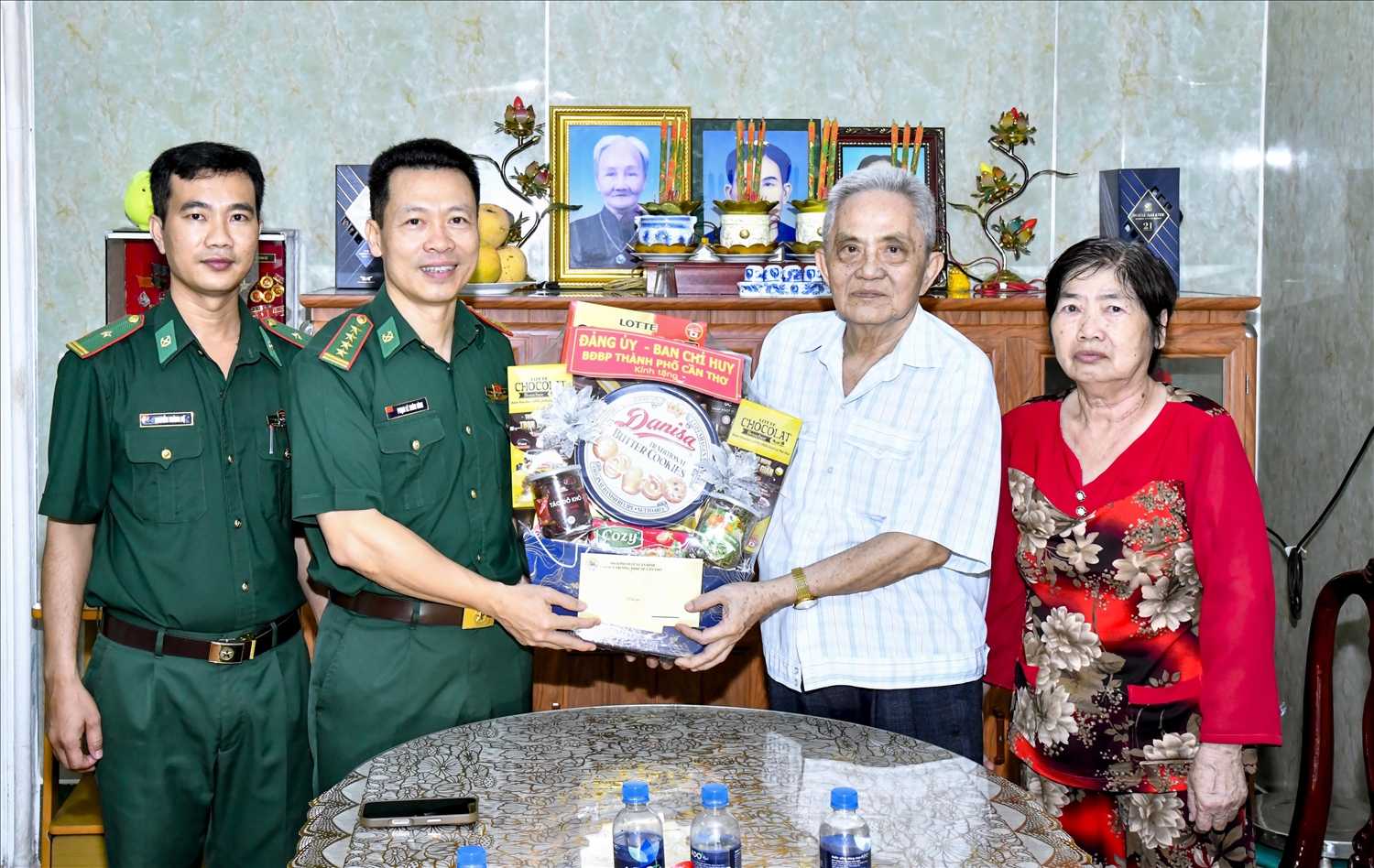 Đại tá Phạm Lê Xuân Bình, Chỉ huy trưởng BĐBP TP. Cần Thơ tặng quà gia đình Đại tá Lê Minh Cơ, Anh hùng Lực lượng vũ trang Nhân dân, nguyên Chỉ huy trưởng BĐBP tỉnh Sóc Trăng - nay thuộc BĐBP TP. Cần Thơ