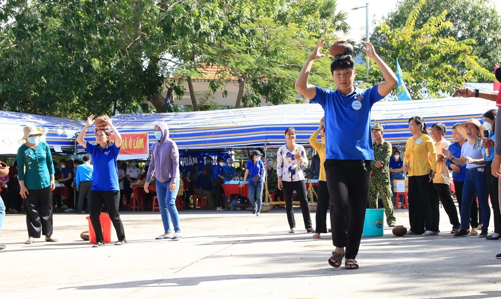 Các hoạt động đàon thể cũng được thường xuyên tổ chức tại khu tưởng niệm Liệt sĩ Neáng Nghés